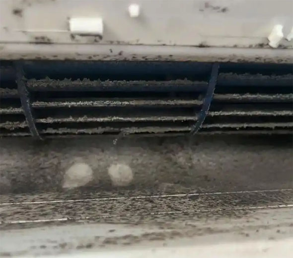 新荣空调吹的风有股烧焦味是怎么回事